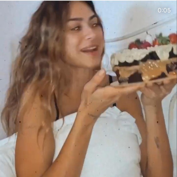 Thaila Ayala ganha e devora quarto bolo de aniversário (Foto: Reprodução/Instagram)