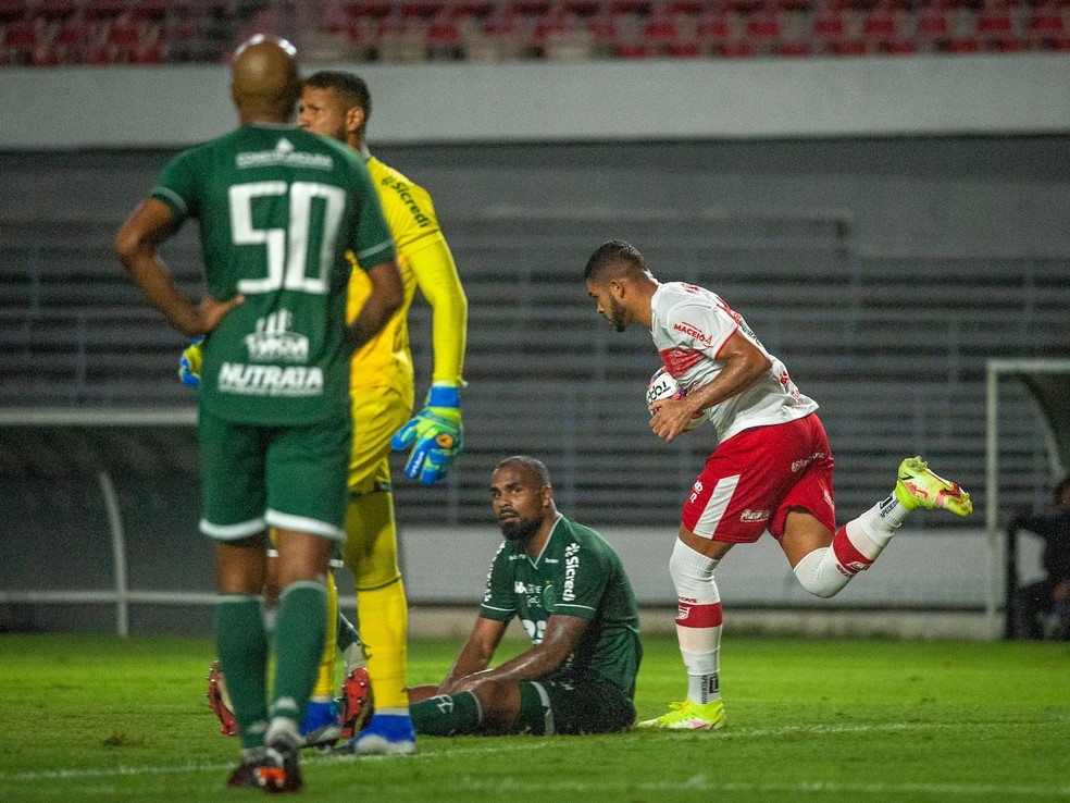 Júnior Brandão marcou o primeiro gol do CRB contra o Guarani — Foto: Francisco Cedrim/Ascom CRB