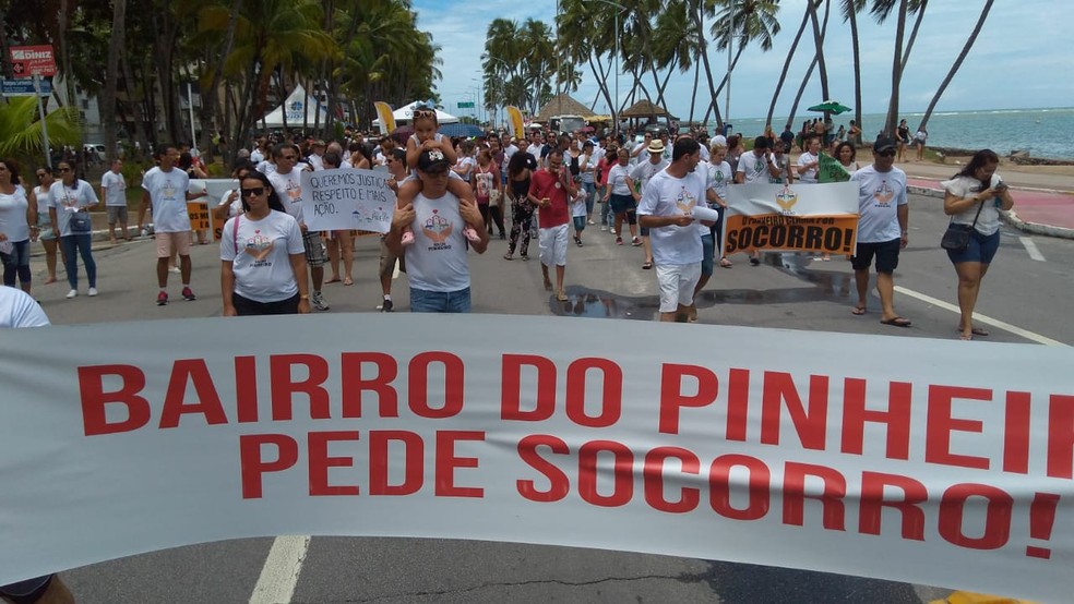 Grupo de moradores do Pinheiro saiu em caminhada pela orla de Maceió — Foto: Aurea Montes/Arquivo pessoas