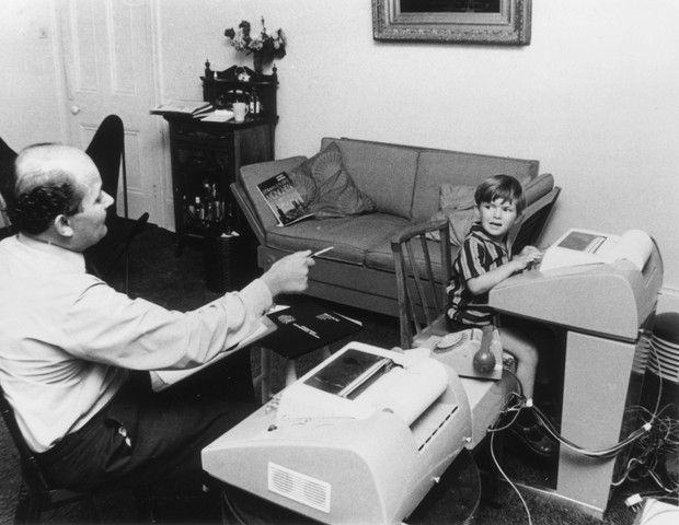 Pai e filho no computador (Foto: getty images)