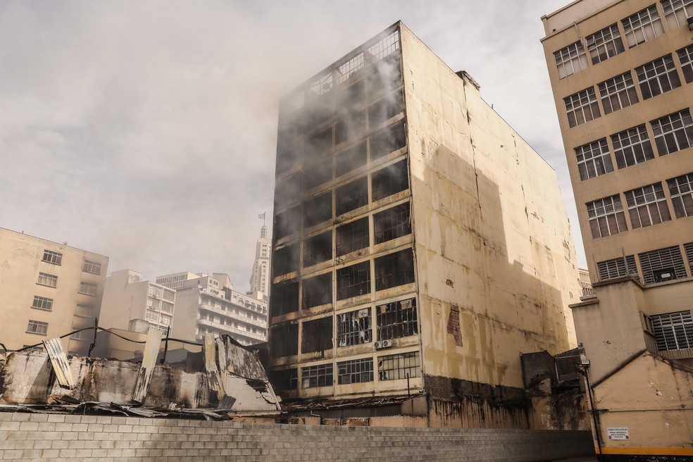 Prédio atingido por incêndio na região da 25 de Março, no Centro de São Paulo, nesta terça-feira (12) — Foto: Celso Tavares/g1