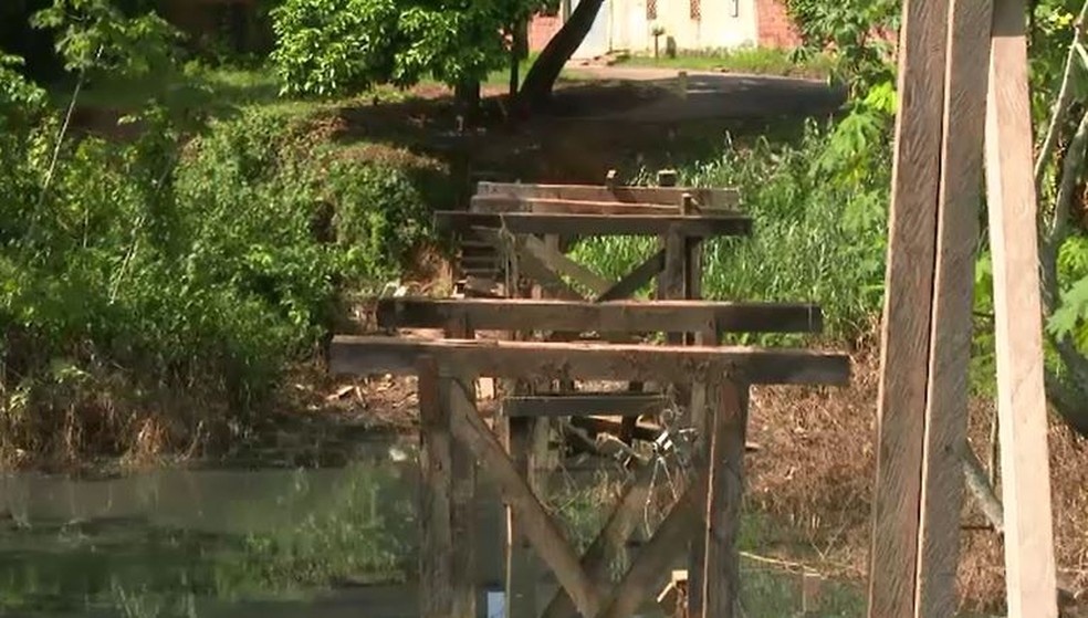 Obras de ponte foram suspensas e moradores precisam pagar para fazer travessia em canoa (Foto: Reprodução/Rede Amazônica Acre)