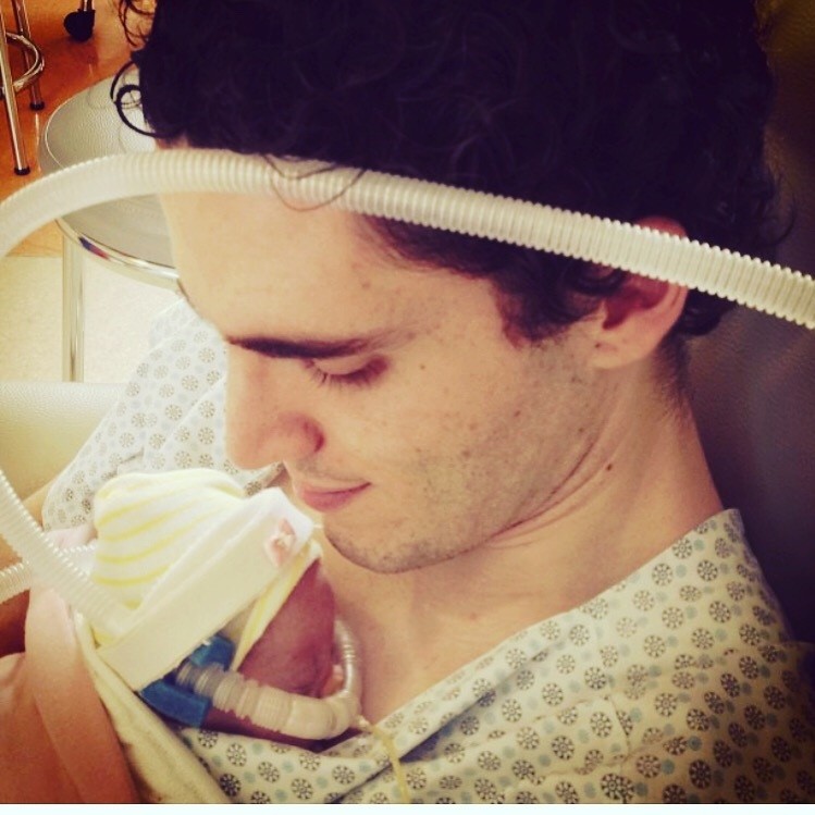 Marcelo, marido de Teresa Ruas, com o bebê nos braços (Foto: Arquivo pessoal)