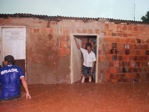 Temporal alagou a Vila Esperança, em Osvaldo Cruz, nesta sexta-feira (5) (Foto: Cristiano Nascimento/Cedida)