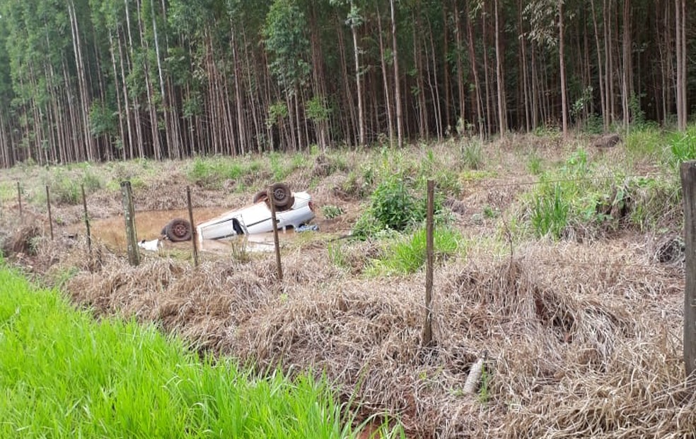 Veículo capotou e parou em poça de água às margens de estrada vicinal de Bernardino de Campos (SP) — Foto: Polícia Militar/Divulgação