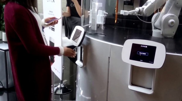 Cliente pede um café para o robô na Cafe X (Foto: Divulgação)