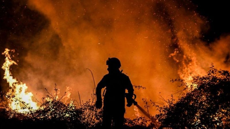 Incêndio no norte de Portugal no último dia 15 de julho (Foto: Getty Images via BBC News)