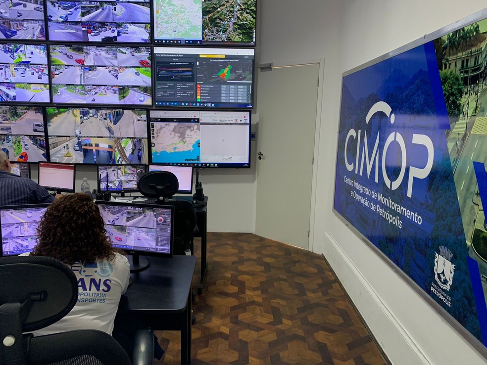 No Centro Integrado de Monitoramento e Operações (Cimop), 56 câmeras acompanham a cidade de Petrópolis, no RJ — Foto: Lucas Machado