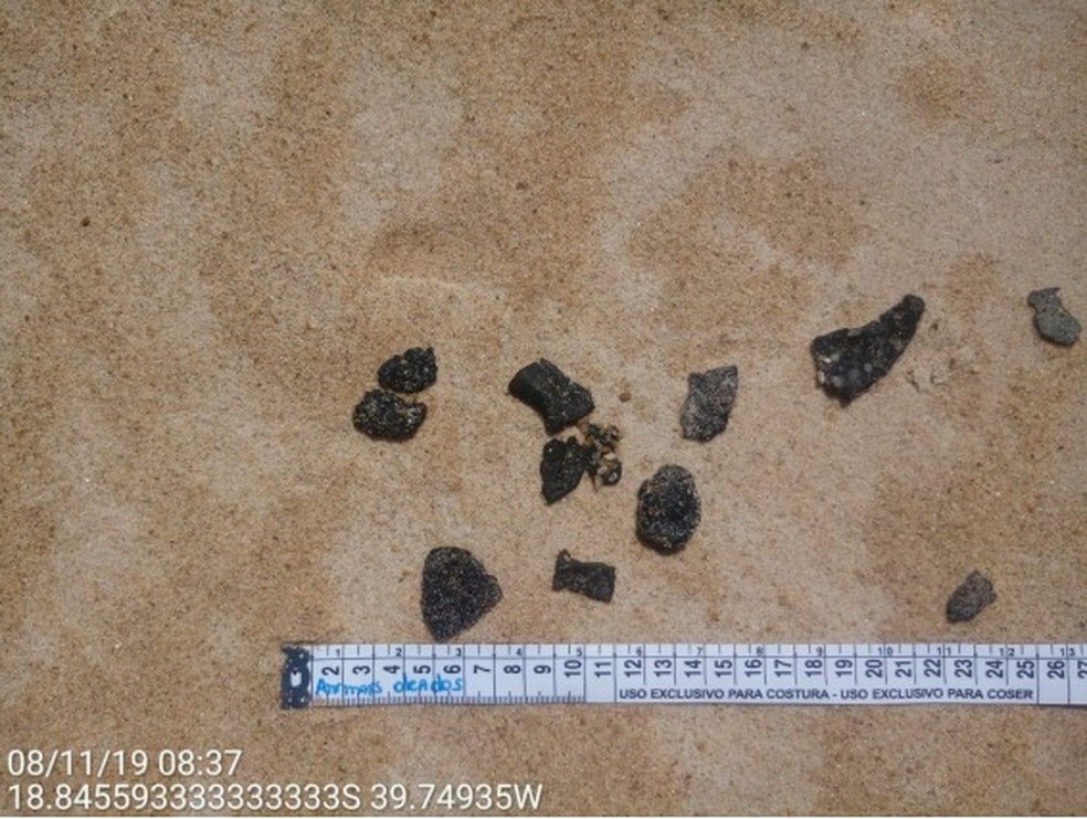 Fragmentos do óleo que chegaram à praia de Guriri, no Norte do Espírito Santo — Foto: Divulgação/Marinha
