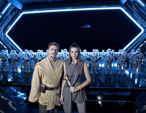 Camila Queiroz e Klebber Toledo ficaram impressionados com cenário recriado pela Disney de Star Wars (Foto: Divulgação Walt Disney World / Gregg Newton)