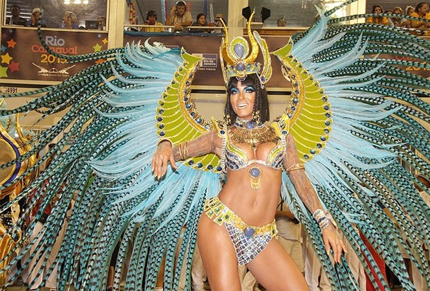 Carla Prata com fantasia de Cleópatra no desfile de Carnaval da Uniã da Ilha em 2015 (Foto: Thyago Andrade/Brazil News)