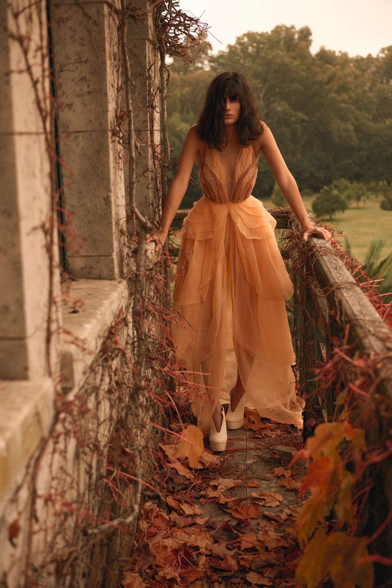 Lucia Koranyi usa vestido de seda bordado (Foto: Zee Nunes/Vogue Brasil)