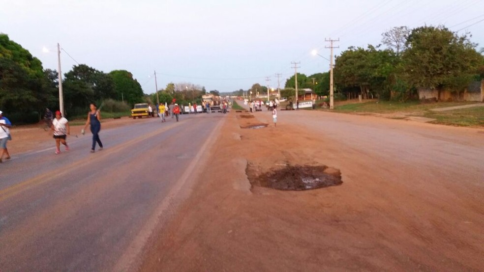Um grupo de aproximadamente 100 pessoas bloqueia na manhã desta quinta-feira (10) um trecho da BR-364, em Rosário Oeste, a 133 km de Cuiabá (Foto: Arquivo pessoal)