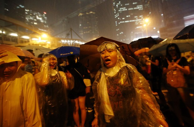 Manifestantes nas ruas de Hong Kong sob chuva nas primeiras horas da manhã do dia 1º, horário local  (Foto: Reuters/Carlos Barria)