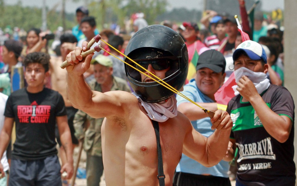 Apoiadores de Evo Morales e oposicionistas entram em confronto nas ruas de Santa Cruz, na Bolívia, na segunda-feira (28) — Foto: Daniel Walker/AFP