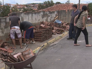 Roupas, alimentos e telhas foram distribuídos em bairros mais prejudicados (Foto: Reprodução/TV TEM)