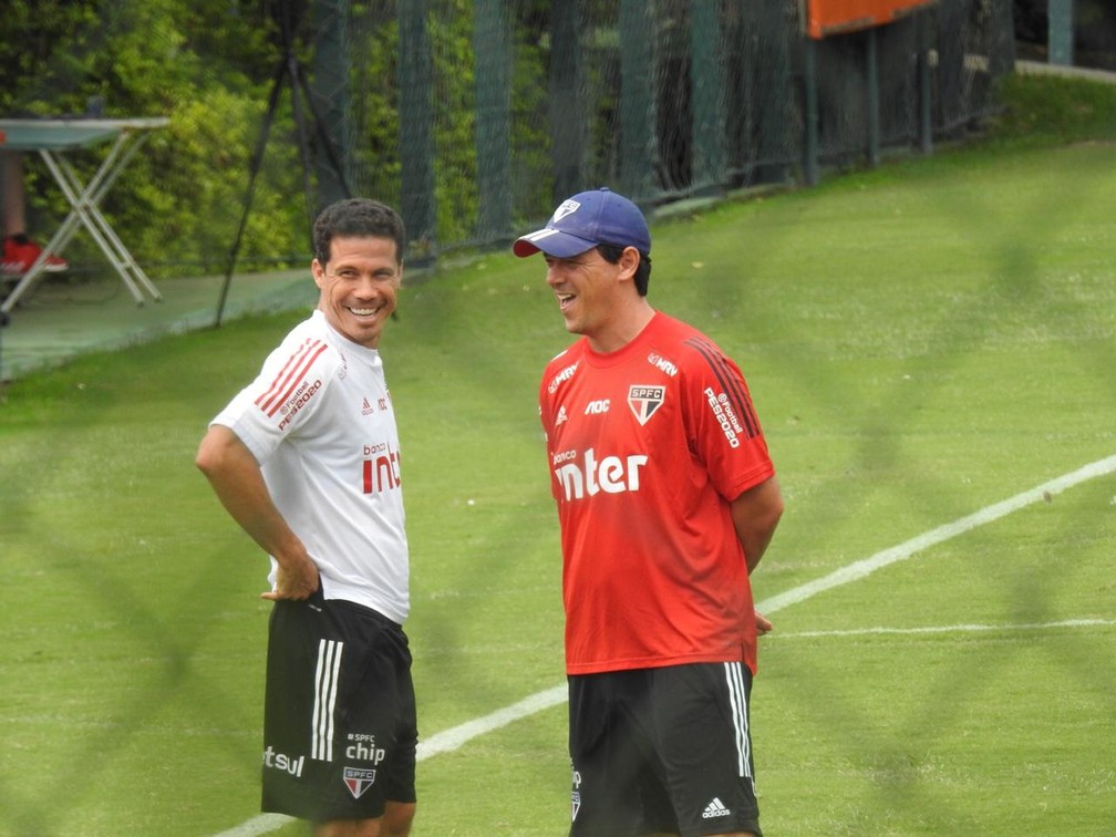 Hernanes e Fernando Diniz juntos no CT do São Paulo — Foto: Marcelo Hazan