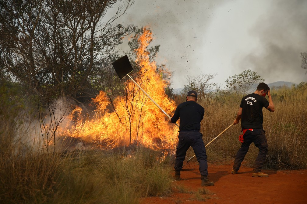 Bombeiros trabalham para apagar incêndio no Parque Juquery em Franco da Rocha, Grande São Paulo, em 23 de agosto de 2021 — Foto: Carla Carniel/Reuters
