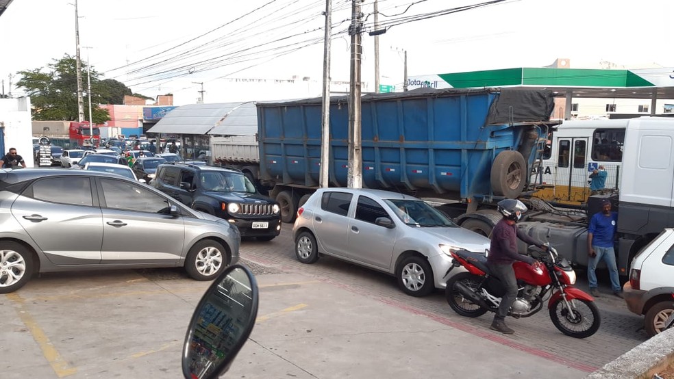 Trânsito ficou complicado na Avenida Nevaldo Rocha — Foto: Sérgio Henrique Santos/Inter TV Cabugi