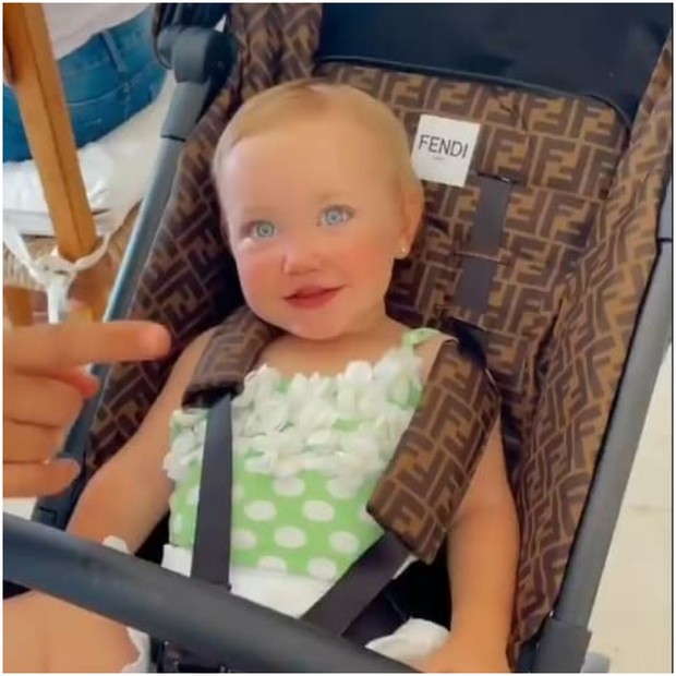 Vicky Justus em carrinho de bebê da Fendi (Foto: Instagram/Reprodução)