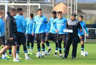 Grêmio vê rival motivado e tenta evitar novo tropeço contra técnico estreante