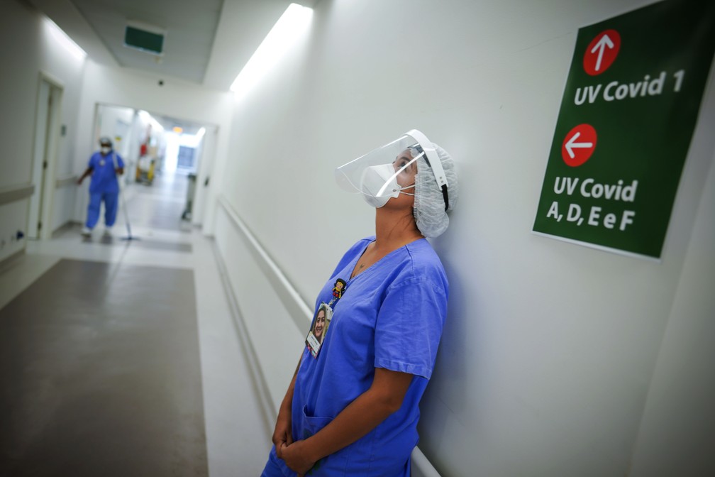 Profissional de saúde descansa em UTI para pacientes com Covid-19 no Hospital das Clinicas de Porto Alegre, no Sul do Brasil, em 19 de março de 2021 — Foto: Jefferson Bernardes/AP
