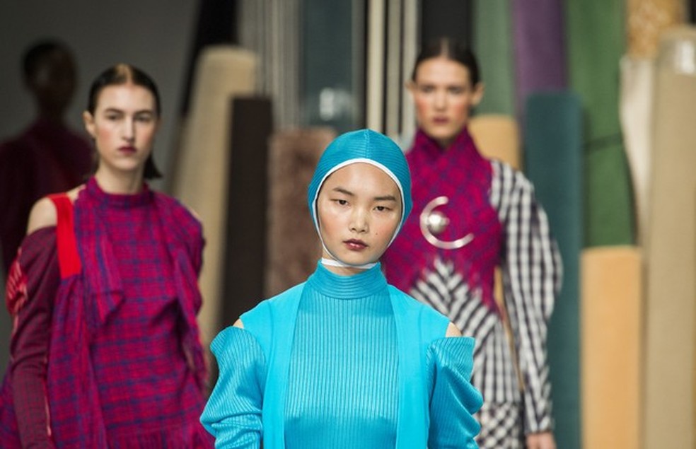 Richard Malone celebra a forma feminina em seu inverno 2019