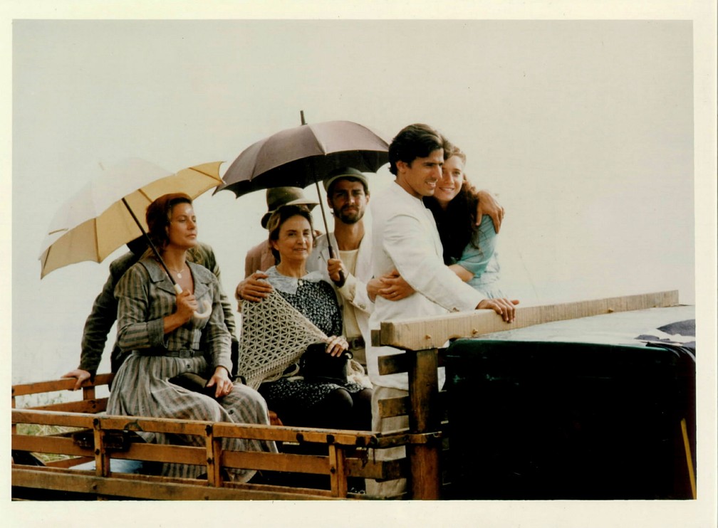 Vera Fischer, Eva Wilma, Marcello Anthony, Leonardo Brício e Letícia Spiller em cena da novela 'O Rei do Gado', de 1996 — Foto: Acervo Grupo Globo