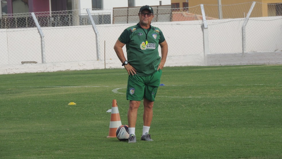 Pedro Manta é técnico da Coruja no Estadual (Foto: Lucas Liausu)