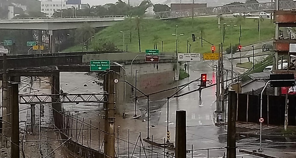 Avenida tomada pela água da chuva em Belo Horizonte — Foto: Lucas Franco/Globo