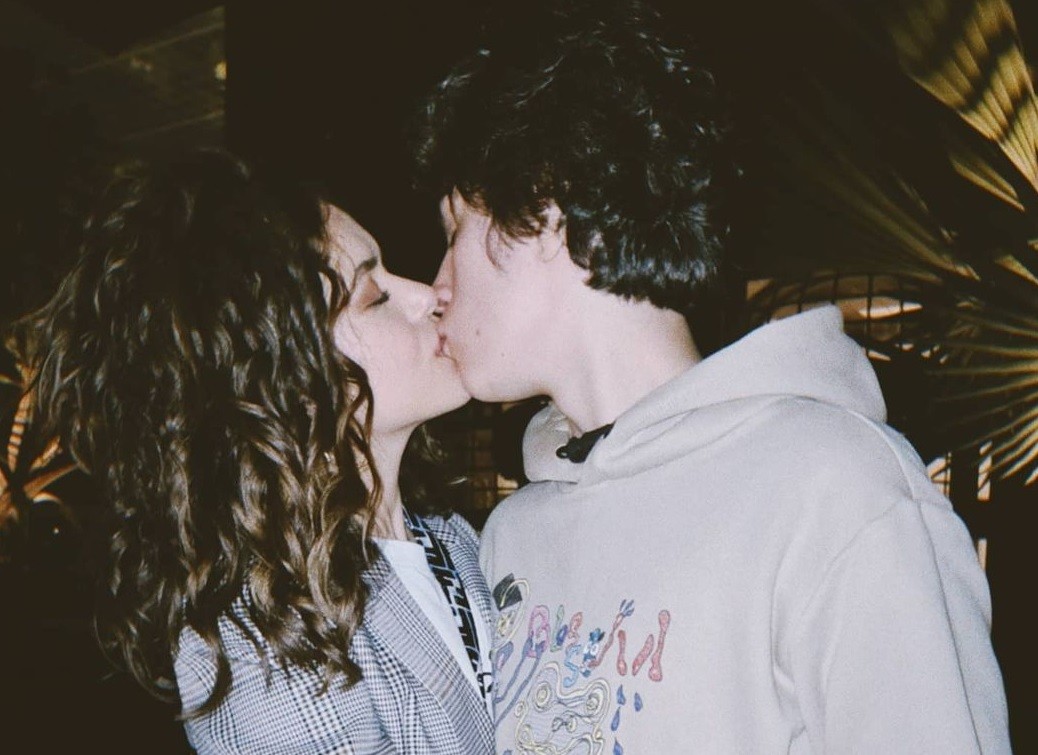 Maisa troca beijo com Nicholas Arashiro (Foto: Reprodução/Instagram)