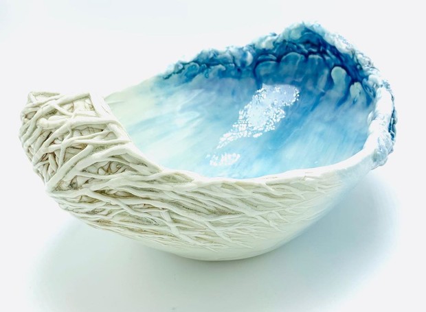 Para remontar o movimento das ondas nas cerâmicas, Heesoo teve que adaptar sua técnica (Foto: Reprodução/Instagram/@heesooceramics)