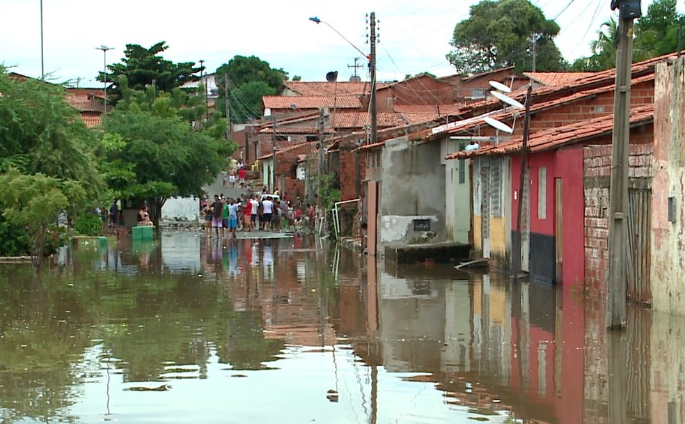 Casas atingidas pela água do Rio Poti na tarde deste sábado (6) na Zona Norte de Teresina — Foto: TV Clube