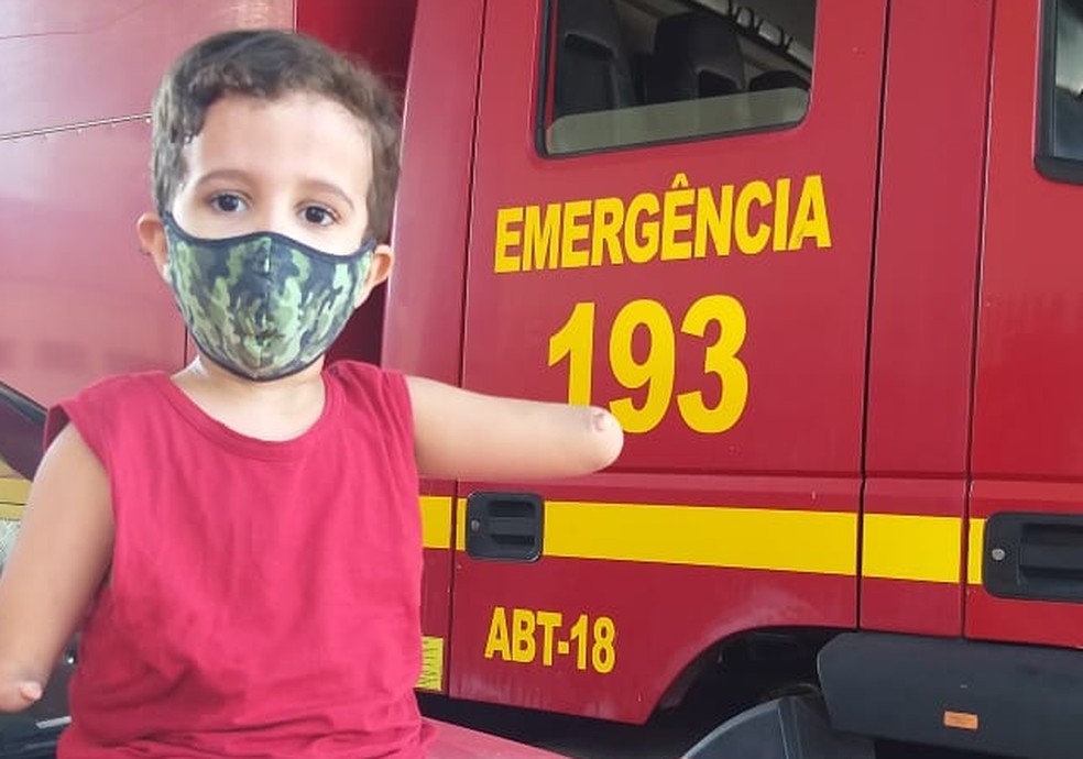 Davi realizou o sonho de conhecer os bombeiros — Foto: Naftaly Nascimento/G1