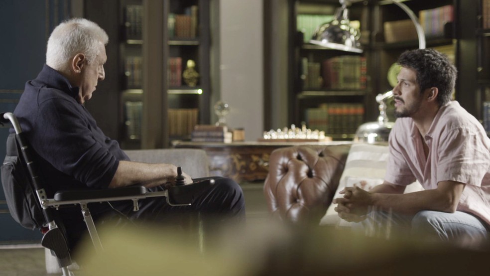 Marcos (Romulo Estrela) e Alberto (Antonio Fagundes) têm conversa franca — Foto: TV Globo