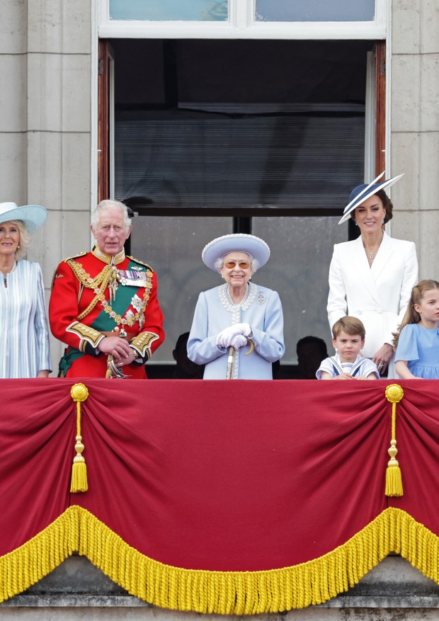 LONDON, ENGLAND - JUNE 02: (L-R) Timothy Laurence, Princess Anne, Princess Royal, Camilla, Duchess of Cornwall, Prince Charles, Prince of Wales, Queen Elizabeth II, Prince Louis of Cambridge, Catherine, Duchess of Cambridge, Princess Charlotte of Cambridg (Foto: Getty Images)