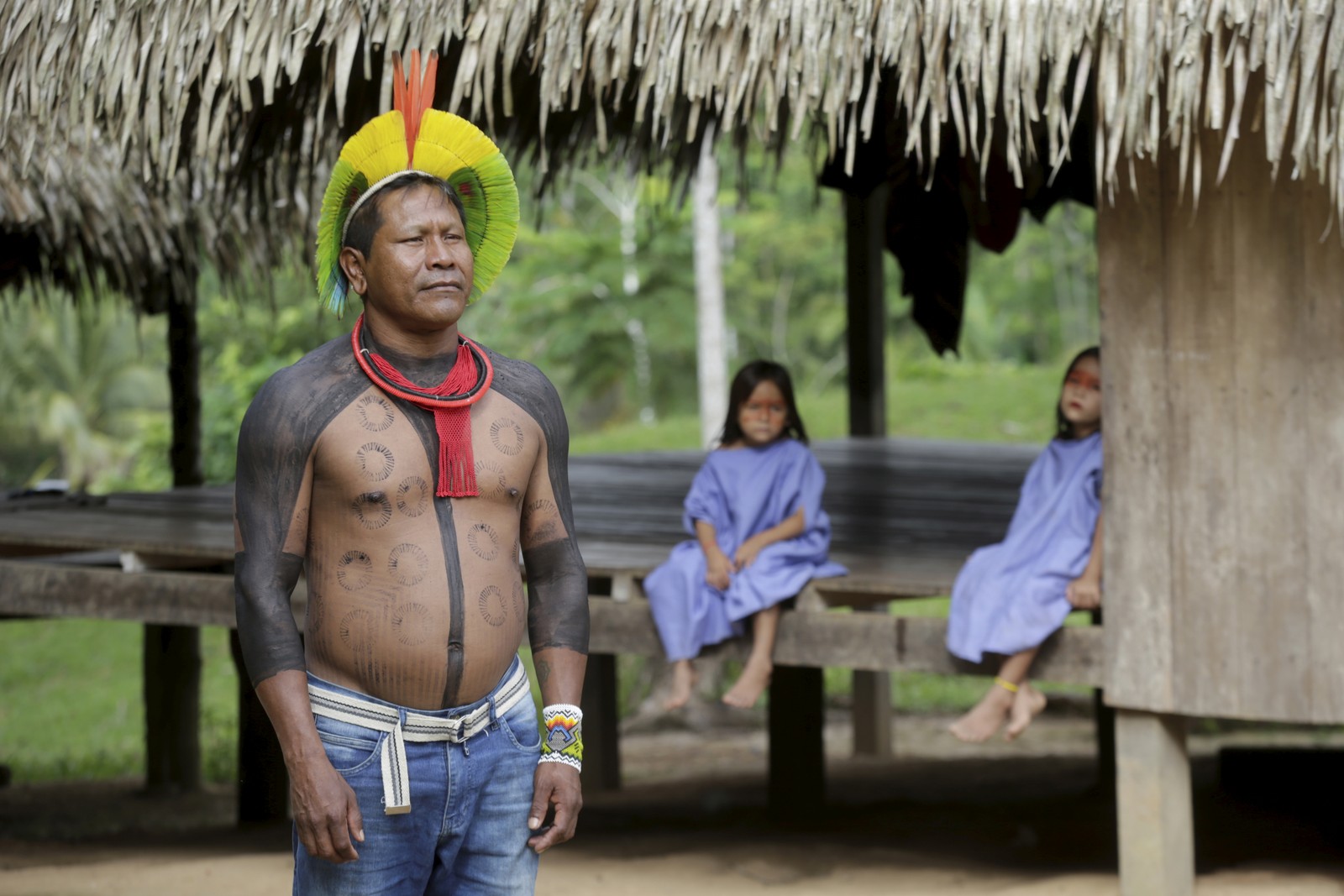 Observado por crianças ashaninkas, o cacique Bepunu Kayapó, da aldeia Môikàràkô -  Foto: Domingos Peixot / Agência O Globo