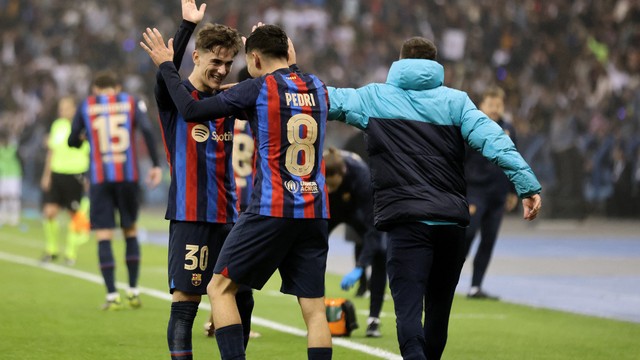 Gavi e Pedri comemoram gol do Barcelona sobre Real Madrid na final da Supercopa da Espanha