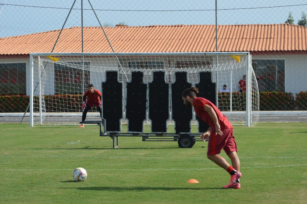 Diego Torres cobra faltas no Ninho do Galo — Foto: Maxwell Oliveira/ASCOM CRB