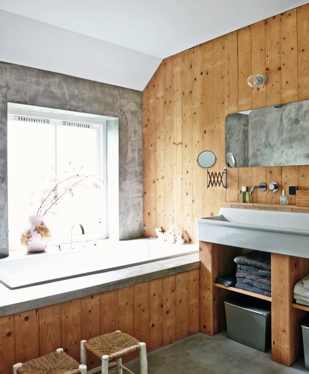 A madeira reveste a maior parte deste banheiro da suíte em uma fazenda de 1850, na Holanda (Foto: James Stokes / Living Inside)
