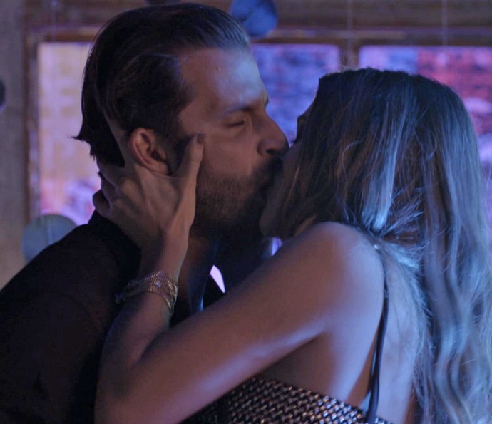 Cassandra pede uma segunda chance e arrasa no beijo! (Foto: TV Globo)