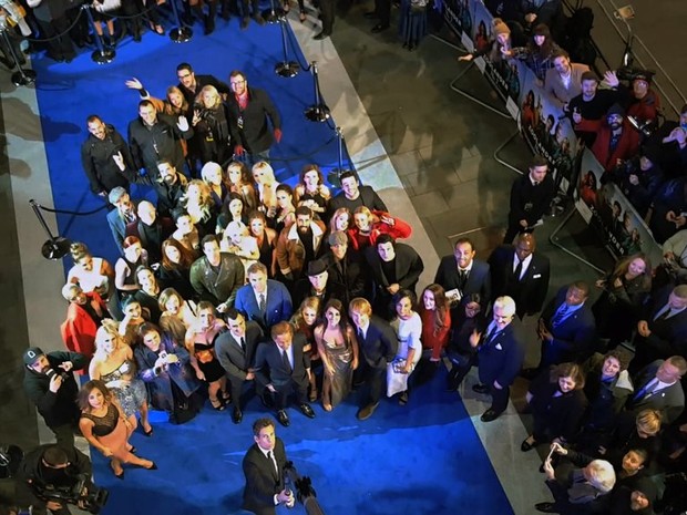 Ben Stiller usa pau de selfie para tirar foto do elenco de &#39;Zoolander 2&#39;, na pré-estreia do filme em Londres (Foto: Reprodução/Twitter/Zollander 2)