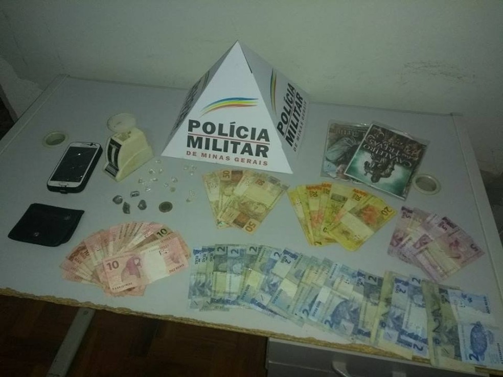 Drogas e dinheiro apreendidos pela polícia (Foto: Polícia Militar/Divulgação)