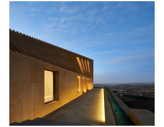 Casa fica embaixo de santuário em montanha no Líbano (Foto: Bahaa Ghoussainy) Casa fica embaixo de santuário em montanha no Líbano (Foto: Bahaa Ghoussainy)