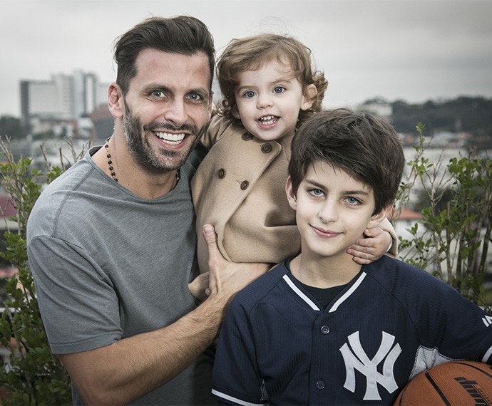 Henri Castelli ao lado dos dois filhos, Lucas e Maria Eduarda (Foto: Raphael Dias/Gshow)
