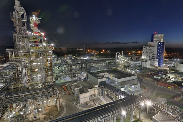 A fábrica da Basf em Camaçari é um dos três pontos de saída de 500 mil toneladas anuais de produtos. A empresa recorreu a universitários na busca por um novo plano logístico (Foto: Divulgação)
