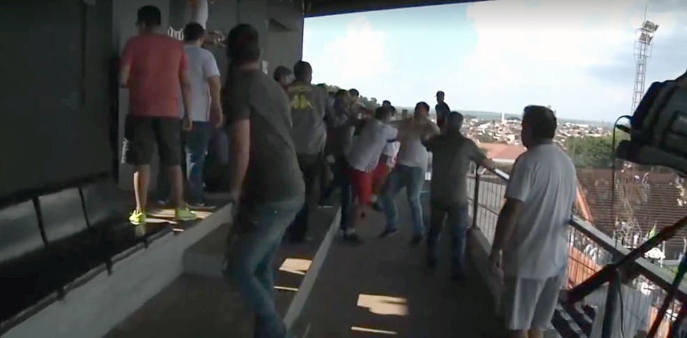 ConfusÃ£o entre dirigentes do UniÃ£o Barbarense e Capivariano (Foto: ReproduÃ§Ã£o / ÃconeTV.com)