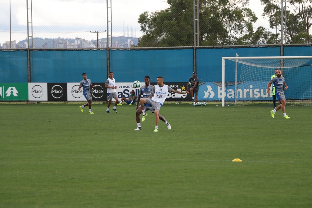 Luan, Cortez e Jailson participam de trabalho tático no Grêmio; PV fica fora