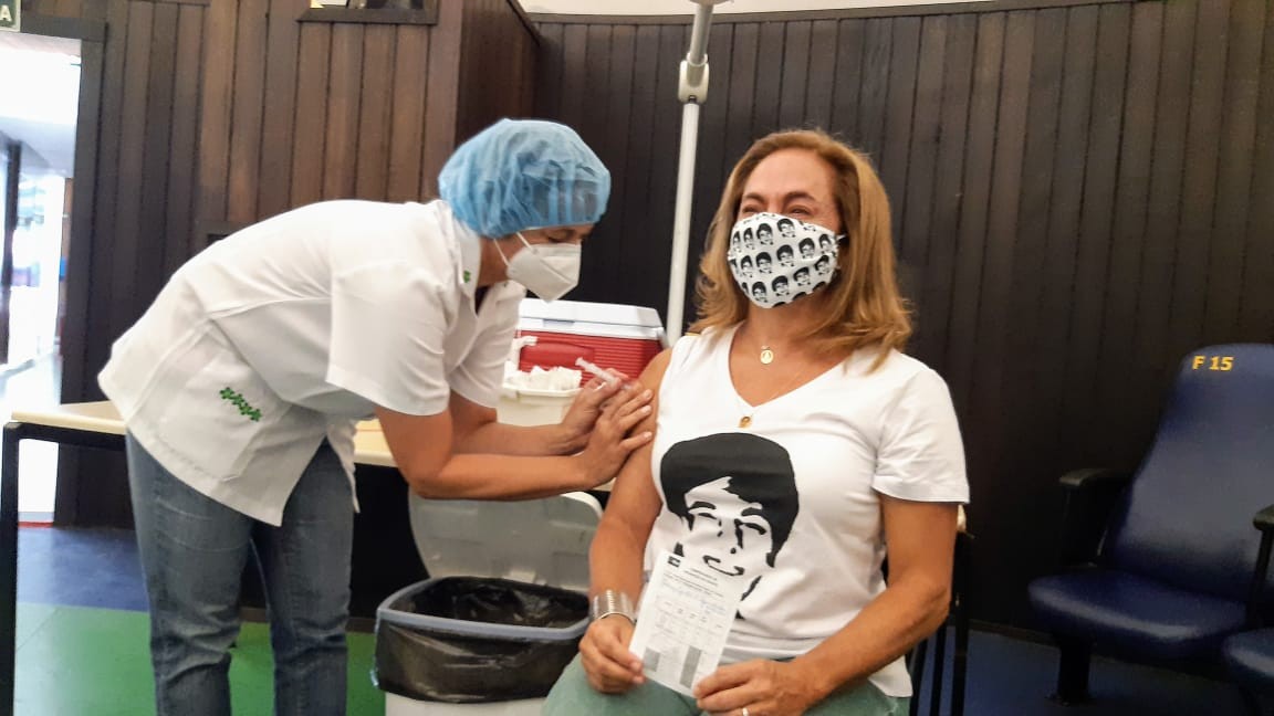 Cissa Guimarães se emociona após ser vacinada contra Covid-19 (Foto: Daniel Delmiro e Fabrício Silva/AgNews)