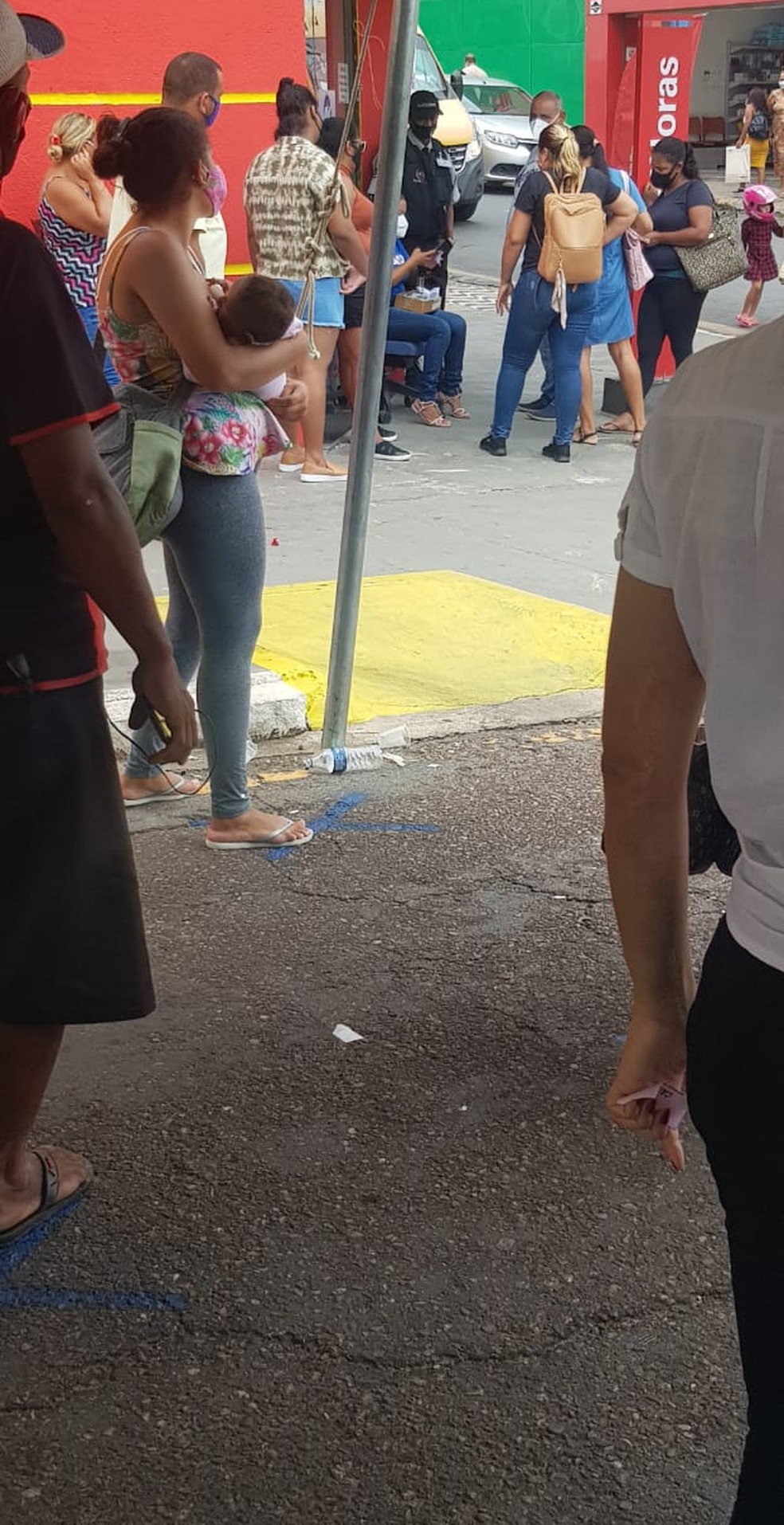 Idosos e mulheres com criança de colo esperam em fila do lado de fora da agência — Foto: Divulgação